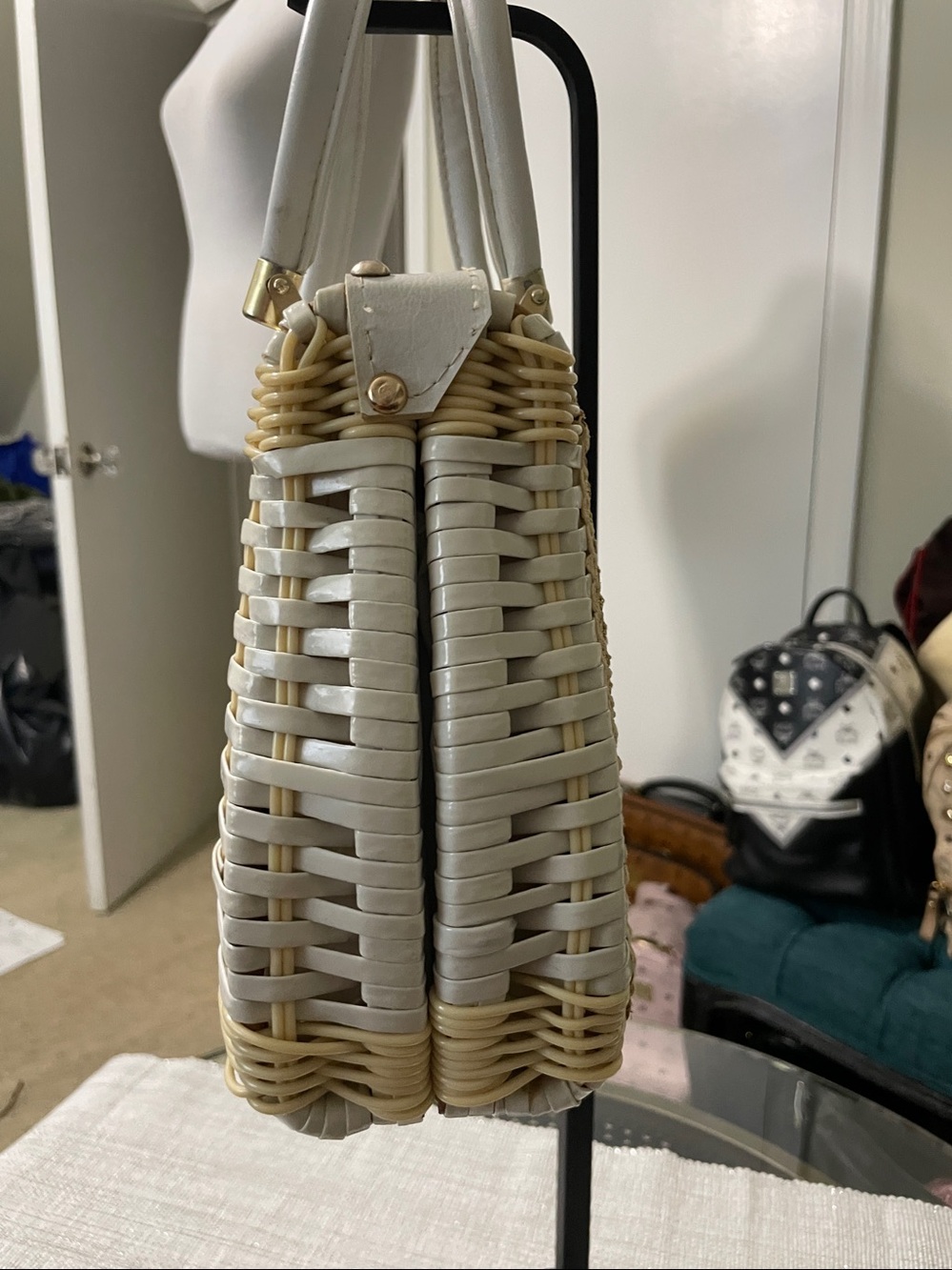 Amazing find!!! Vintage 1950/60’s White and Cream Woven Shell Accent Handbag - Picture 3 of 8